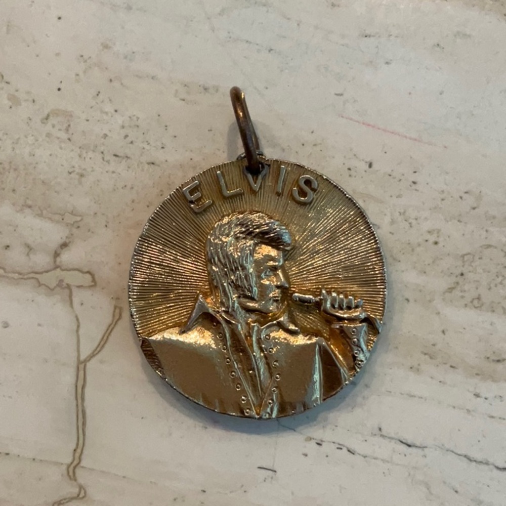 Elvis Presley King Of Rock 1935 - 1977 Pendant Gold Medallion Charm Vintage - Picture 10 of 12
